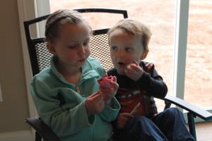kids eating cupcakes