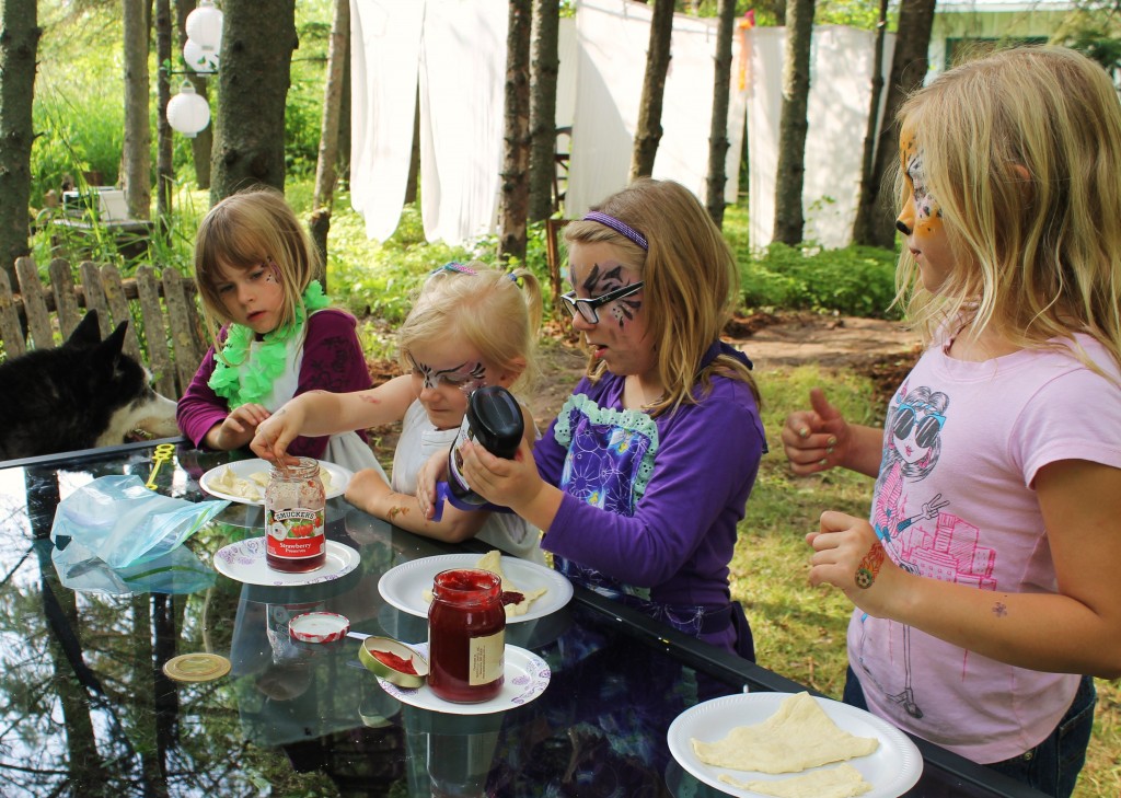 girls making pies FF