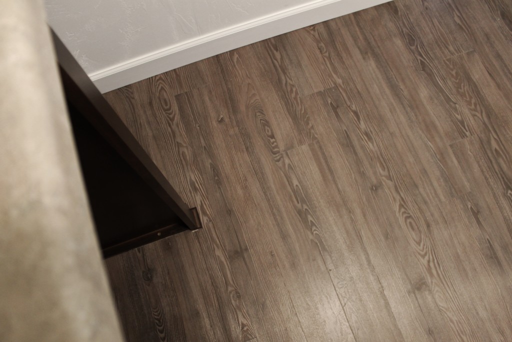 H wood-look laundry floor