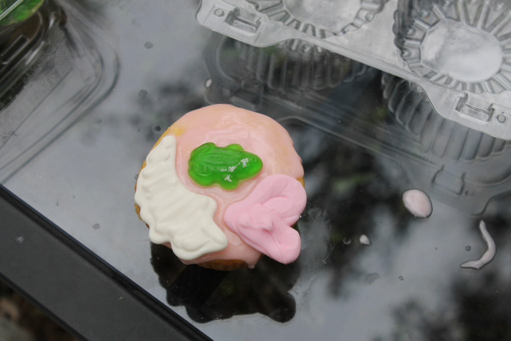 Cupcake with gummy frog