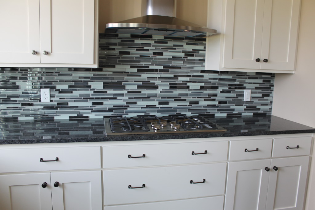 dark permiter granite with glass backsplash2