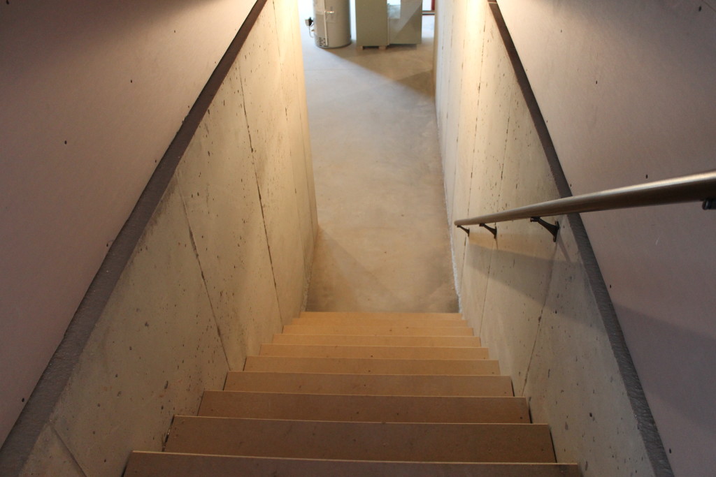 5319 garage stairs2