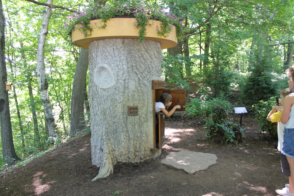 Storybook Gardnes Winnie the pooh tree2