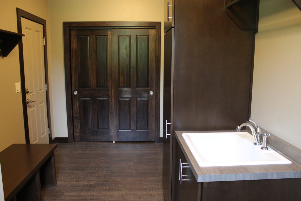 5350 mudroom with sink