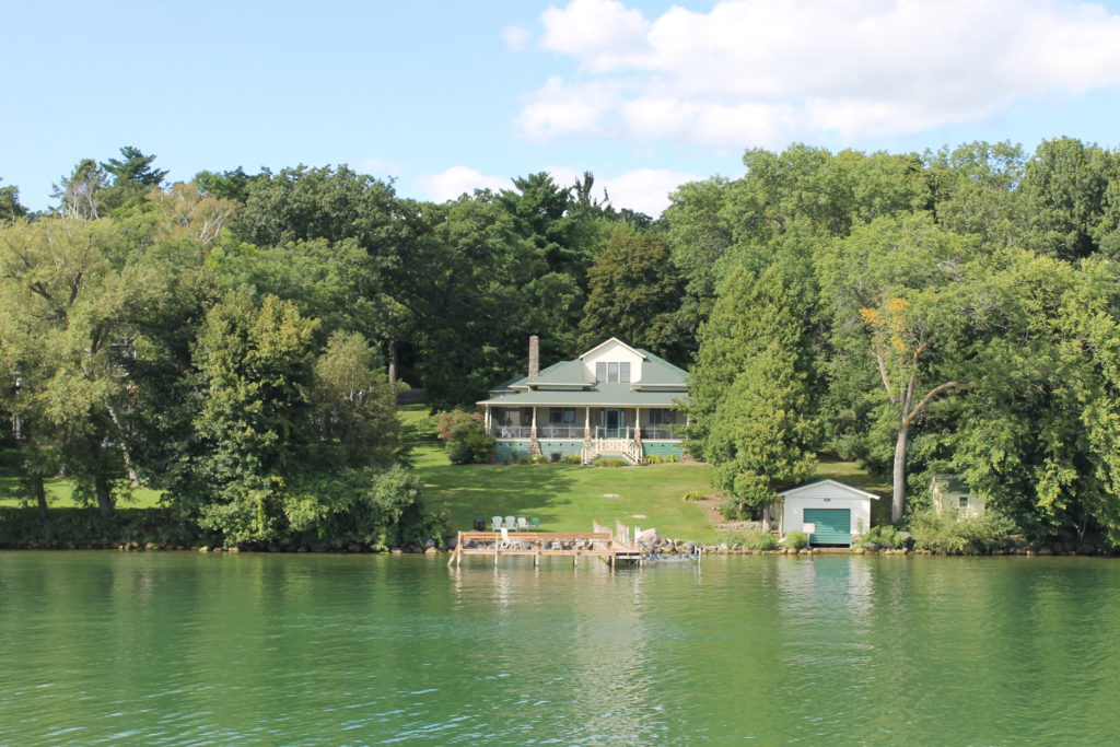 green-lake-wi-lake-side-cottage-really-green-water-2016