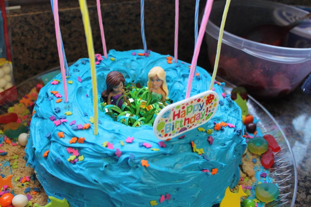 mermaid-bundt-cake-with-mermaids-in-middle