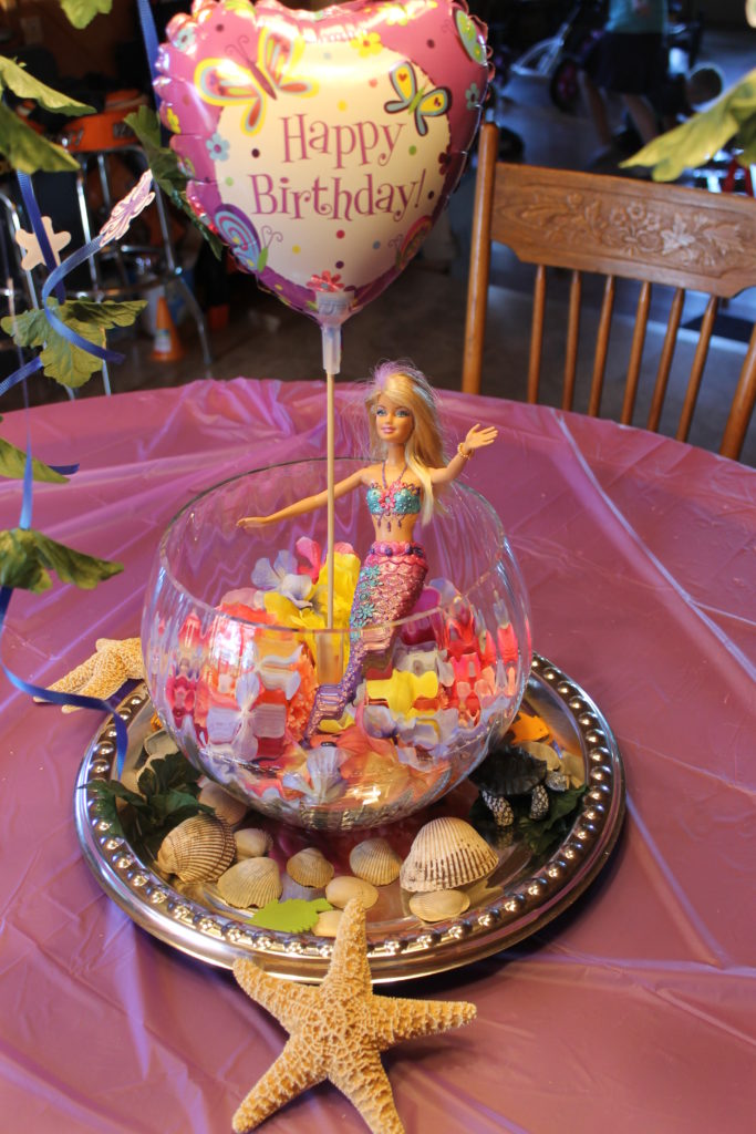 birthday-centerpiece-with-mermaid-in-fish-bowl