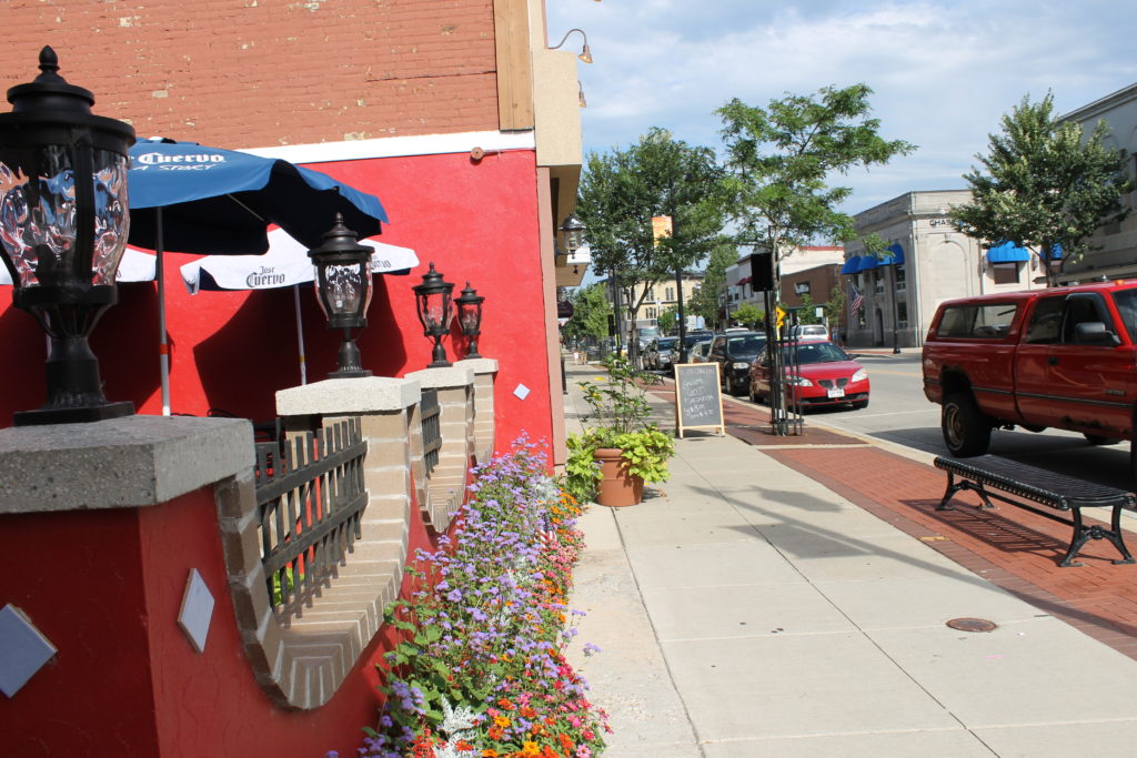 downtown-oconomowac-colorful-shops