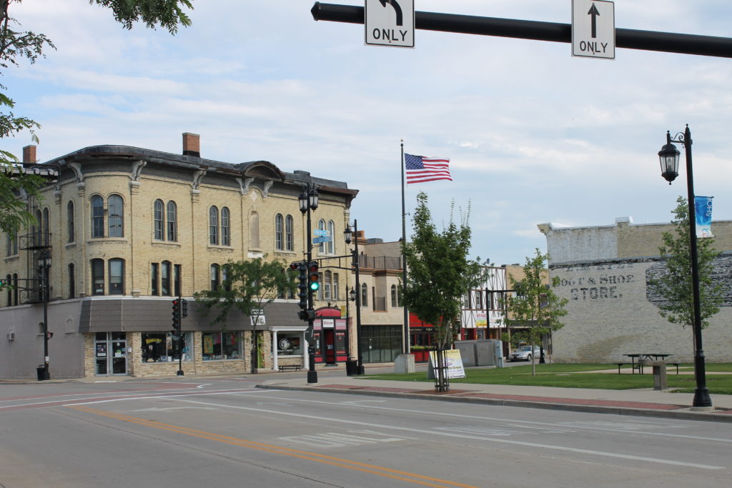 downtown-oconomowac-intersection