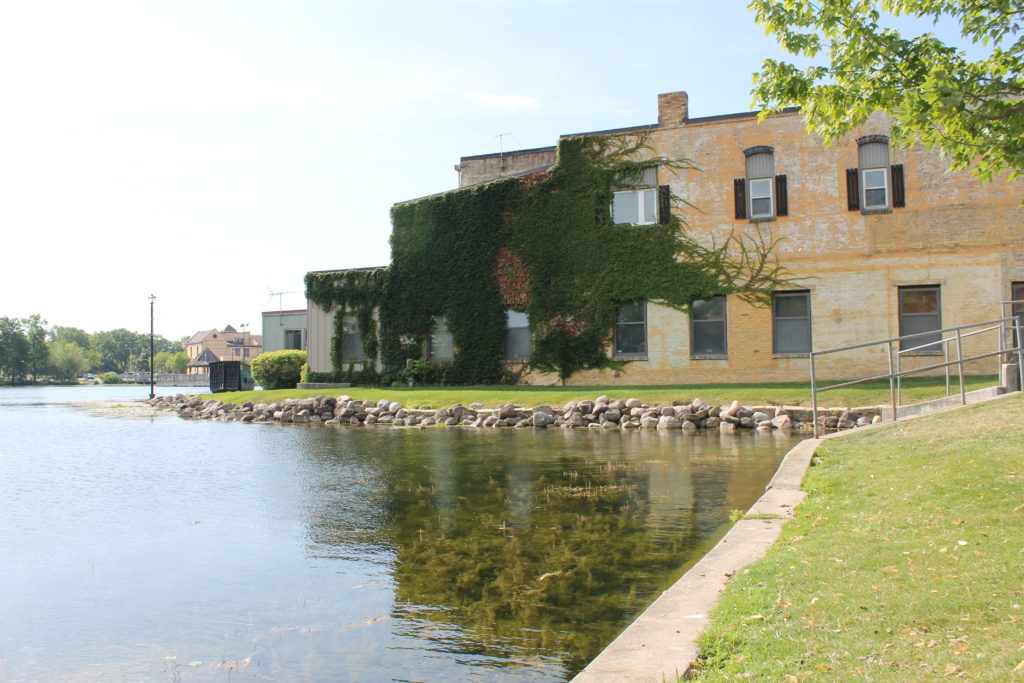 downtown-oconomowac-view-of-pond