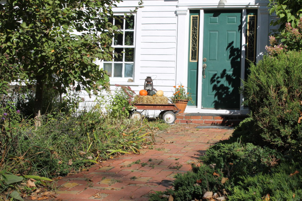 home-tour-in-rural-fall-decor-by-front-door