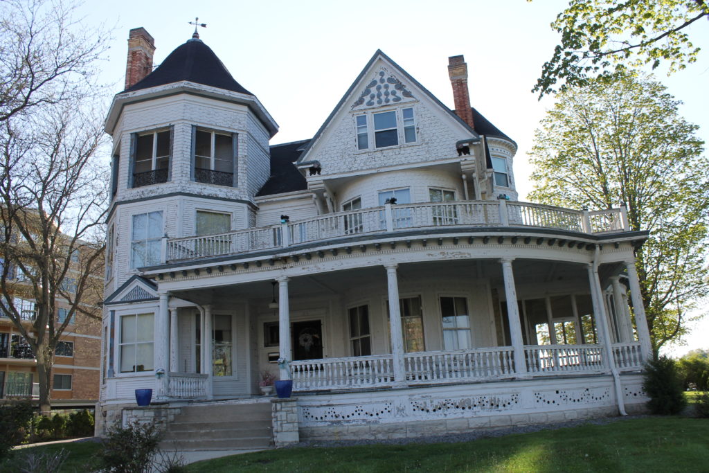 old-house-under-construction-in-oconomowac