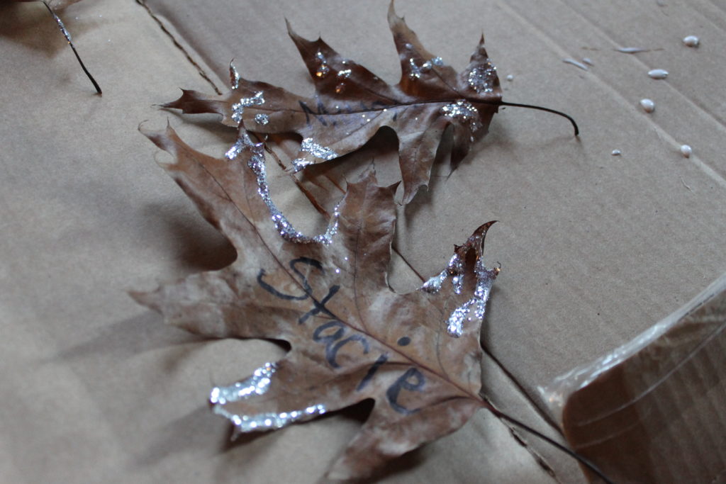 glittered-oak-leaves-for-thanksgiving-table