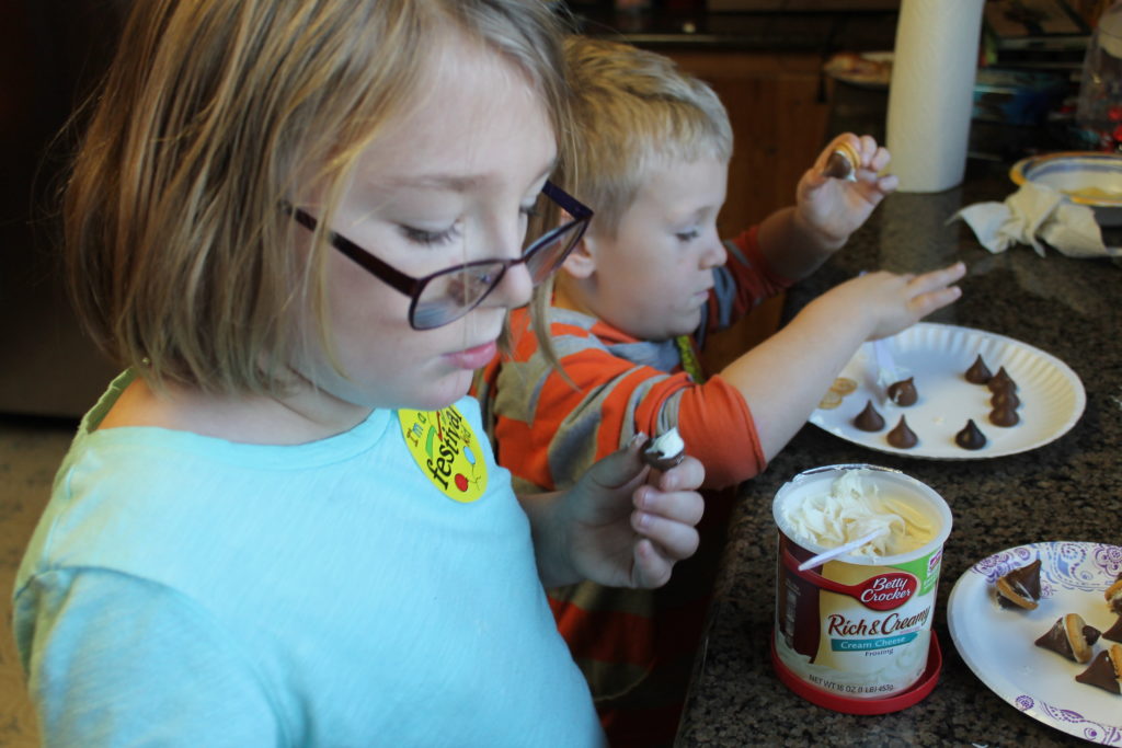 kids-make-the-hershey-acorns