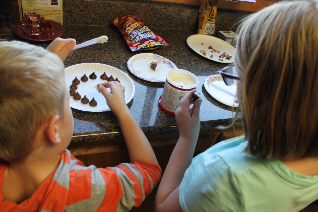 kids-make-the-hershey-kisses-acorns